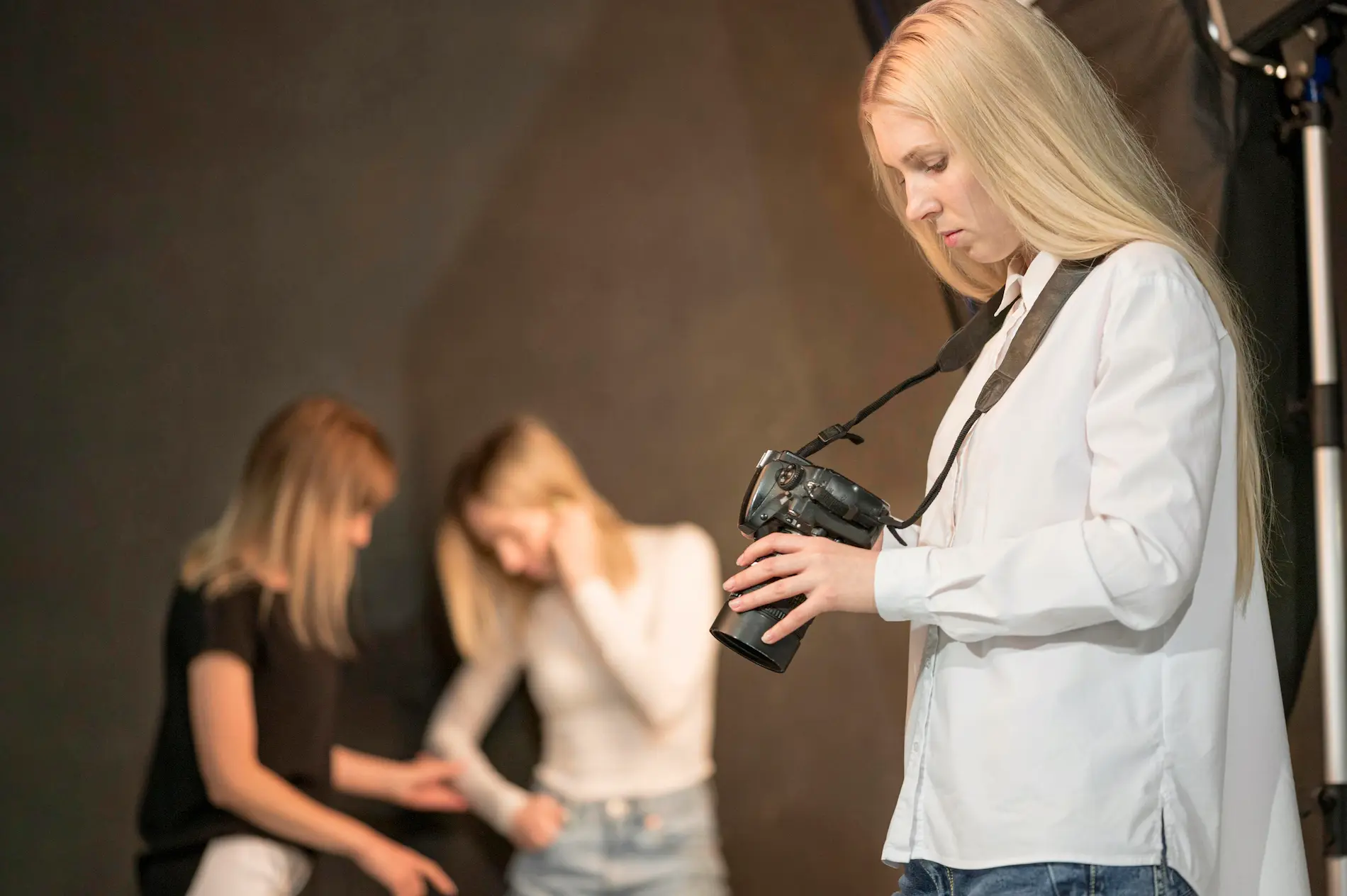 female-photographer-blurred-models